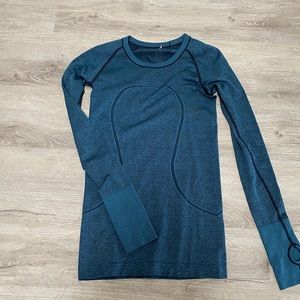 Women’s long sleeve Swiftly Tech